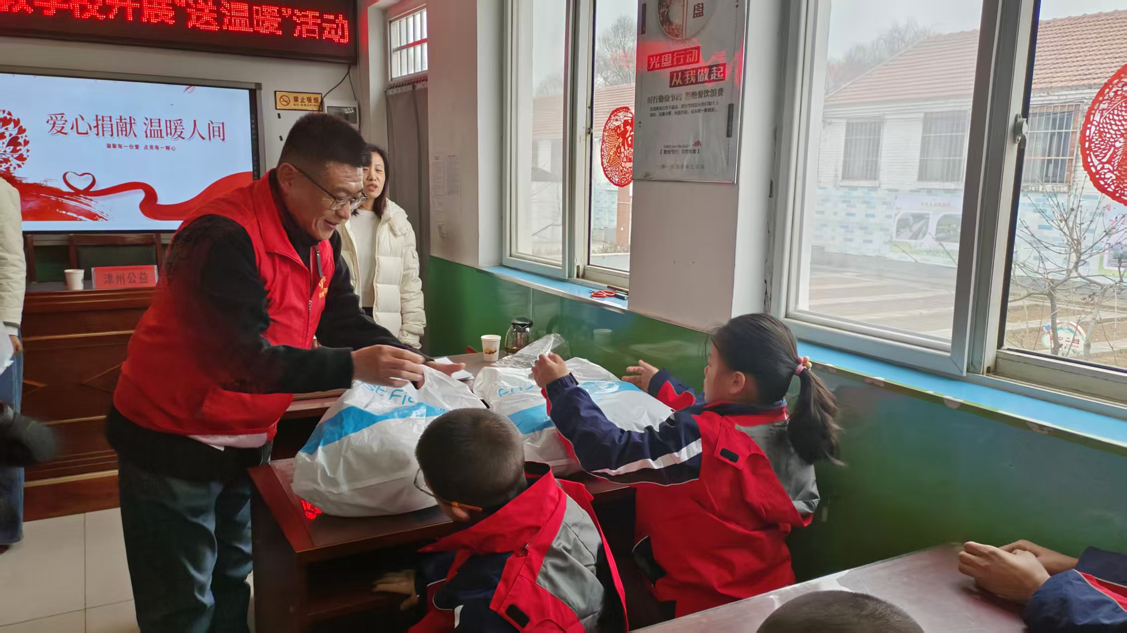 共青團遵化市委開展暖冬捐贈活動 情暖特殊兒童成長路_fororder_公益團隊為學生送上過冬衣物。周宇欣攝