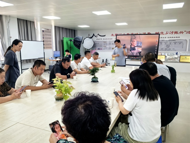 遷安市五重安鎮激活自媒體賦能鄉村振興新動能_fororder_遷安市職教中心專業教師帶來“幹貨滿滿”的技能培訓。