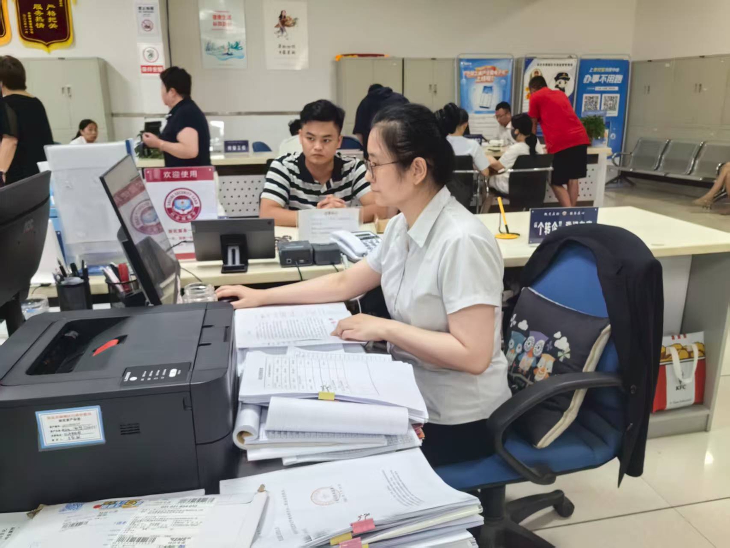 圖片默認標題_fororder_滿城區行政審批局窗口工作人員 攝影 耿倩倩