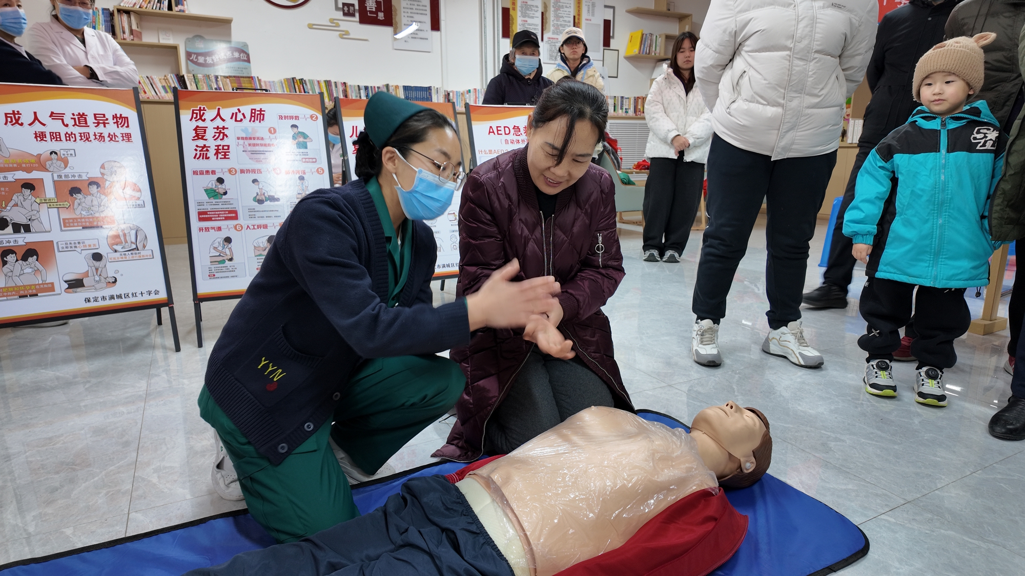 圖片默認標題_fororder_現場志願者與醫務人員講解心肺復蘇術 攝影 高澤濤