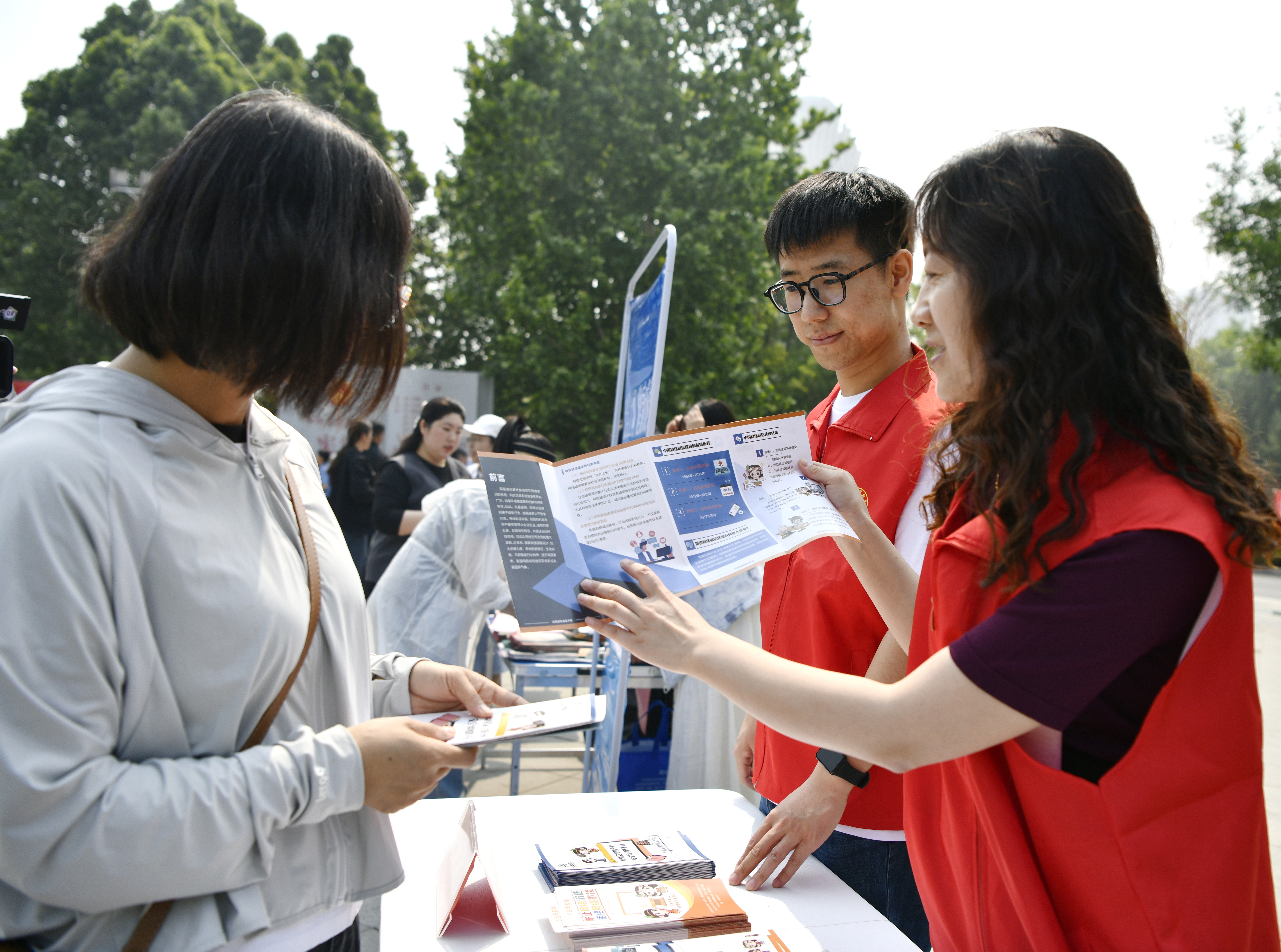 遷安市開展“民法典宣傳月”集中宣傳活動_fororder_遷安市網信辦工作人員向市民進行普法宣傳。梁玉水攝.JPG