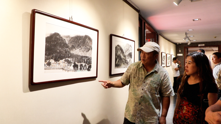 水墨潤紙傳薪火 百名畫家展遷安革命老區風華_fororder_市民參觀畫展。李偉   攝