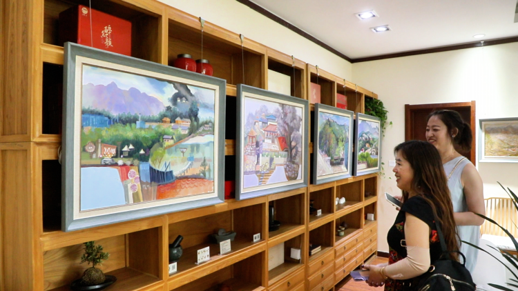 水墨潤紙傳薪火 百名畫家展遷安革命老區風華_fororder_ 市民參觀畫展。 王志斌 攝