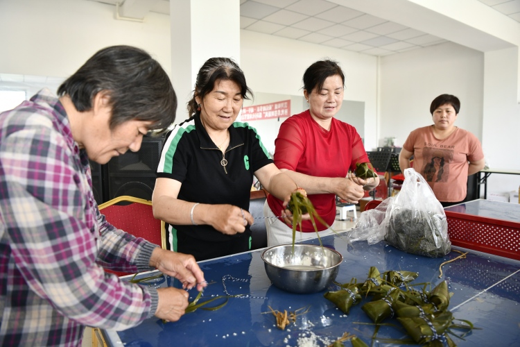 河北遷安：多彩活動迎端午_fororder_社區居民一起包粽子。梁玉水攝