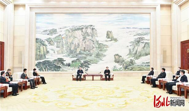 王東峰與全國脫貧攻堅先進事蹟巡迴報告團舉行工作座談