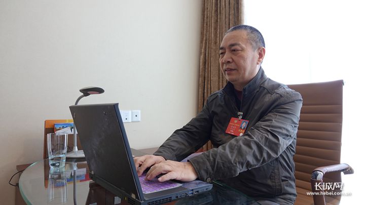 出席2021河北兩會的代表委員陸續抵達石家莊_fororder_04