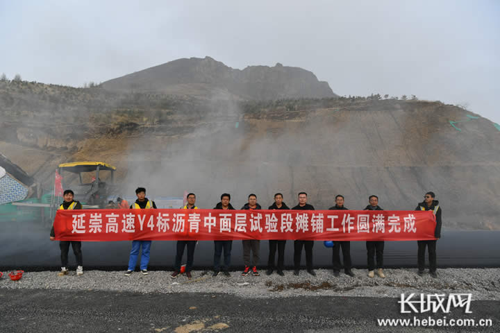 延崇高速延伸工程瀝青中面層試驗段攤鋪工作圓滿完成
