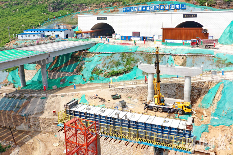 河北秦皇島：京秦高速公路施工正酣