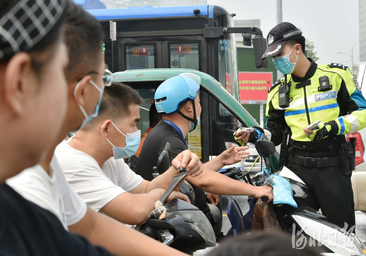 河北石家莊：省會交警為文明出行點讚