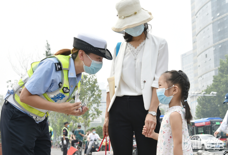 河北石家莊：省會交警為文明出行點讚
