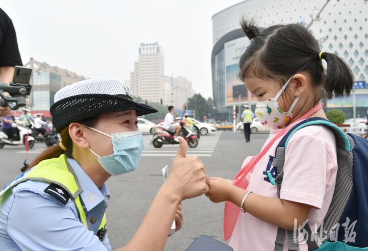 河北石家莊：省會交警為文明出行點讚