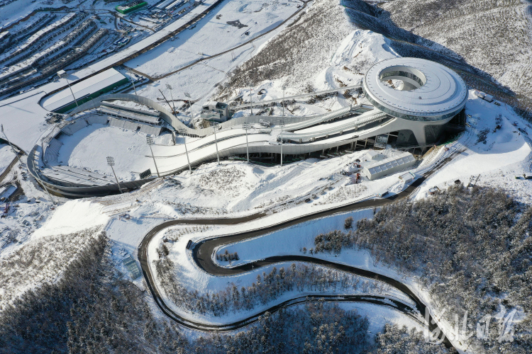 河北張家口：多彩“雪如意”
