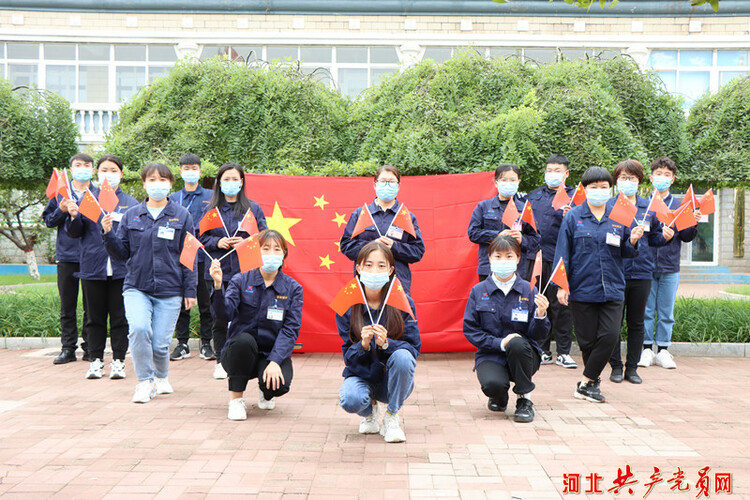 河北遷安：迎國慶 鋼鐵工人祝福祖國