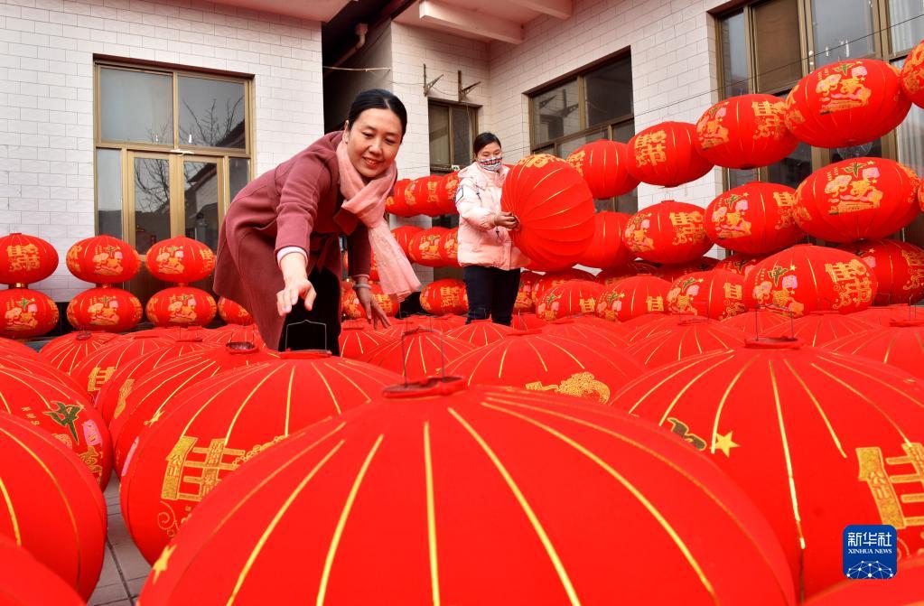 河北邢臺：趕制紅燈籠 紅火迎新年