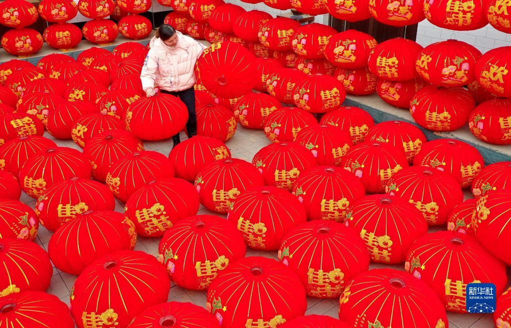 河北邢臺：趕制紅燈籠 紅火迎新年
