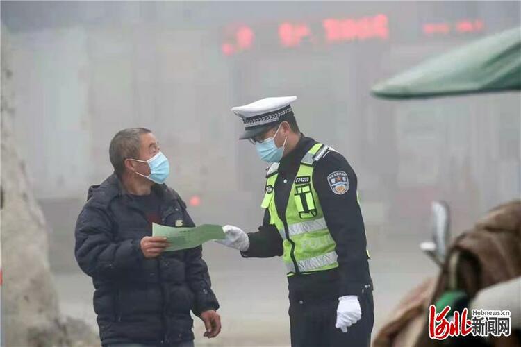 河北平鄉：交警霧天保暢通