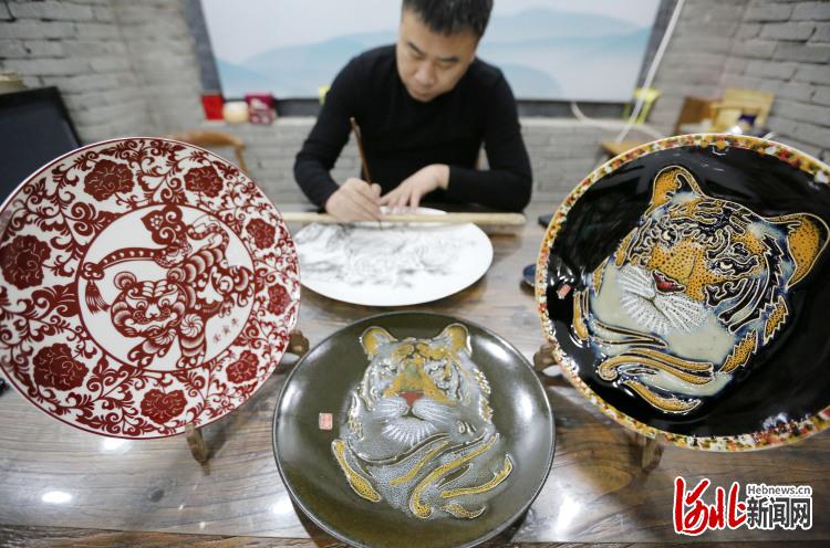 河北邯鄲：虎年主題瓷器生産忙