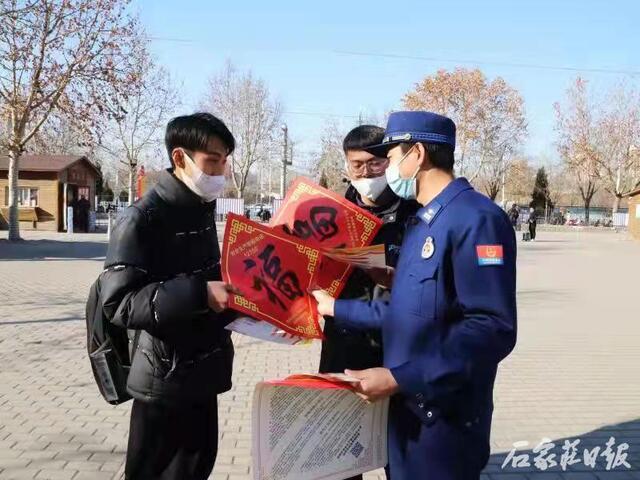 裕華 | 安全帶回家 祥和過大年 消防人員開展春節前消防宣傳