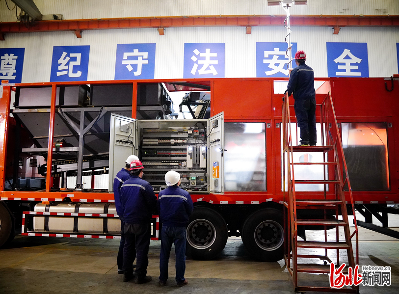 河北秦皇島：新型搶險砂石智控打包機研製成功 填補國內空白_fororder_97c7490d-622c-46a3-815e-41431512f239_watermark