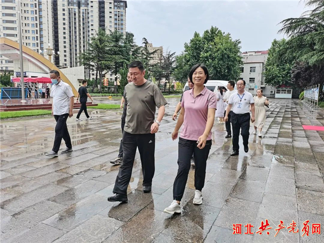 峰峰礦區領導一行調研重點迎檢學校