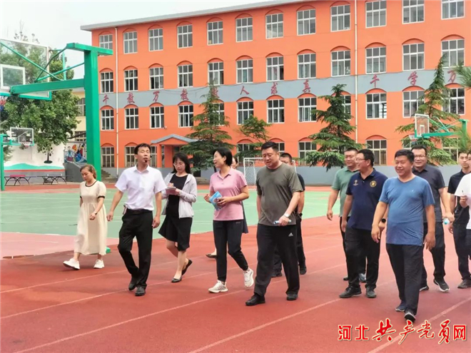 峰峰礦區領導一行調研重點迎檢學校