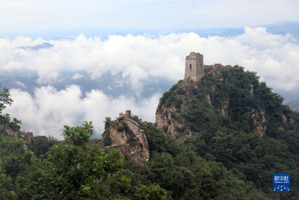 河北灤平：霧繞金山嶺 雲涌古長城