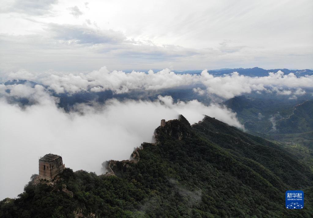 河北灤平：霧繞金山嶺 雲涌古長城