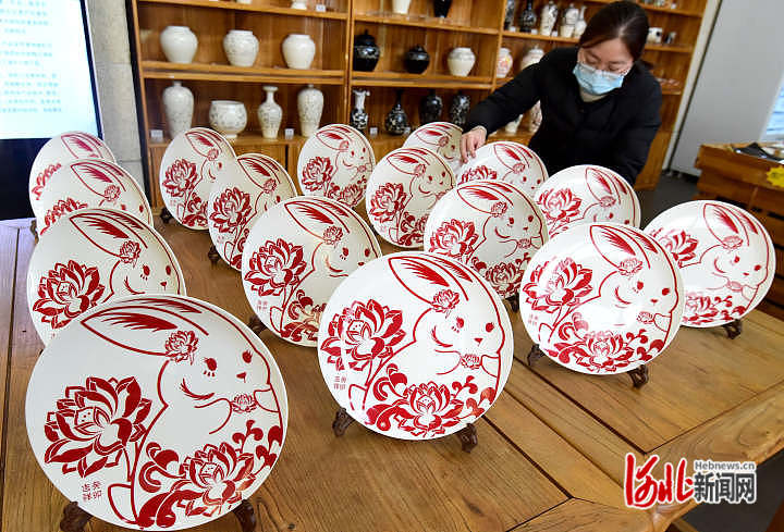 河北邯鄲：“萌兔”主題瓷器生産忙_fororder_1