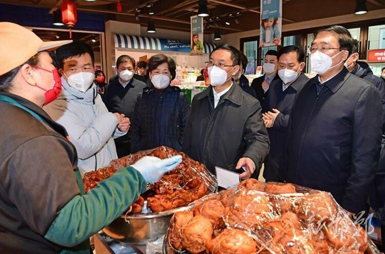 邯鄲市委書記張維亮樊成華看望慰問節日期間堅守一線幹部職工並向全市廣大醫務人員致以崇高敬意_fororder_1