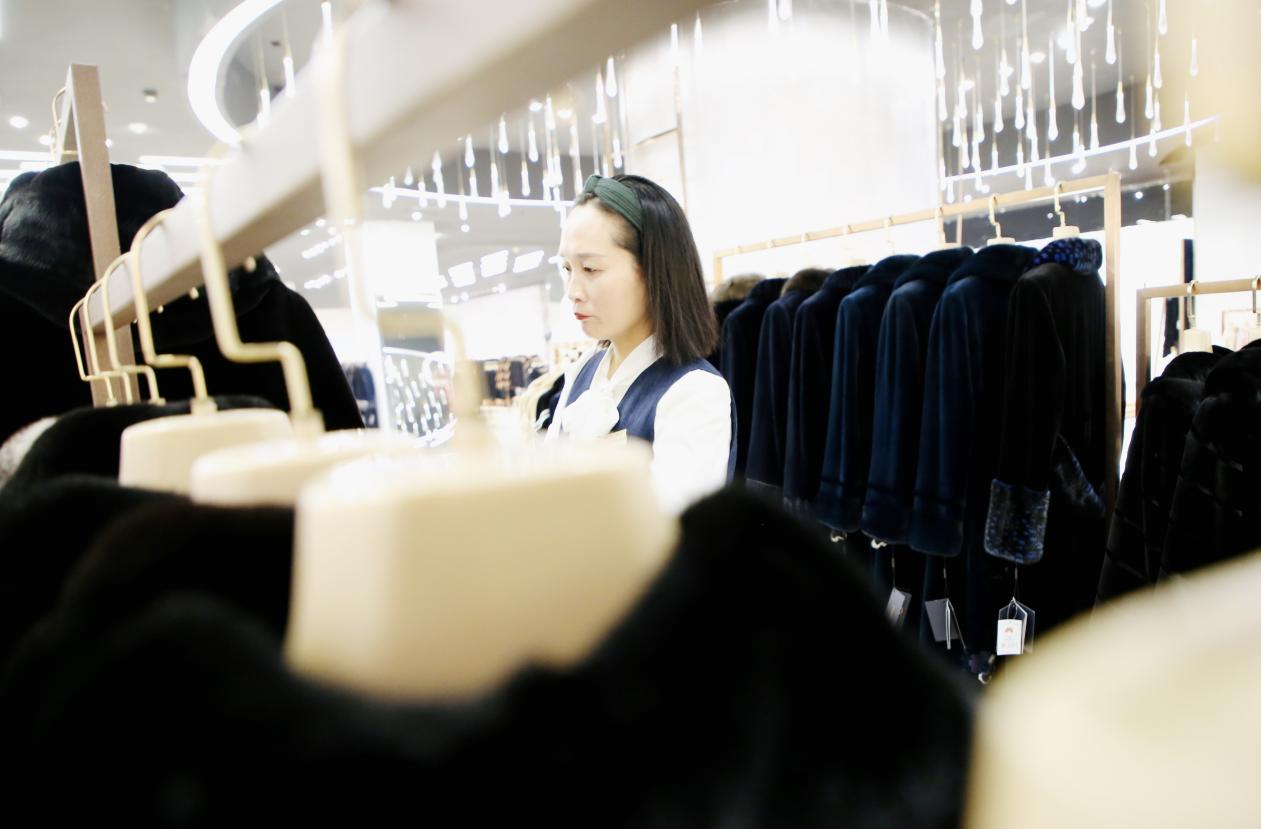 （原創）【組圖】河北肅寧：裘皮服裝進入銷售旺季_fororder_圖片6