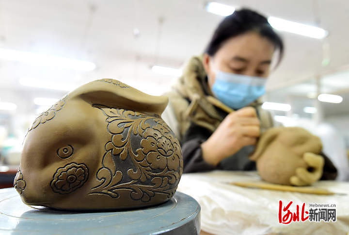 河北邯鄲：“萌兔”主題瓷器生産忙_fororder_4