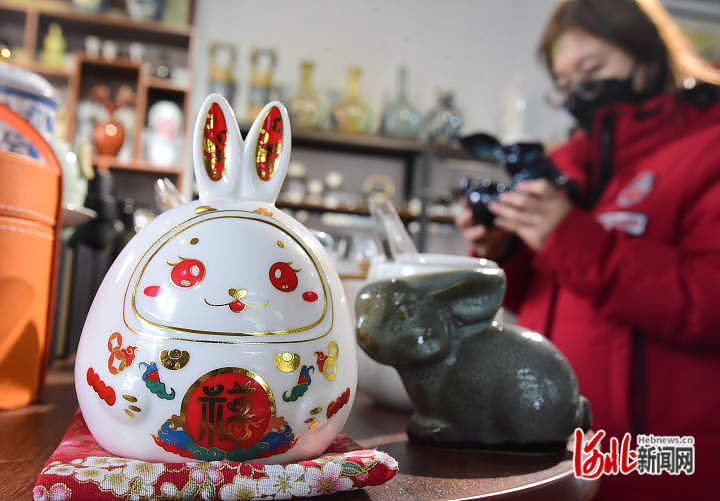 河北邯鄲：“萌兔”主題瓷器生産忙_fororder_10