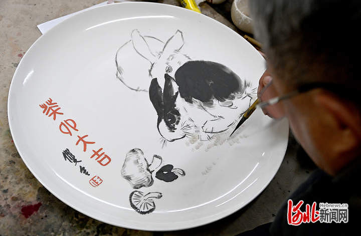 河北邯鄲：“萌兔”主題瓷器生産忙_fororder_7