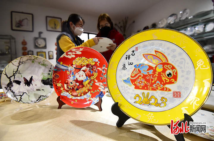 河北邯鄲：“萌兔”主題瓷器生産忙_fororder_11