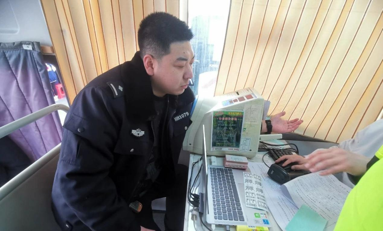 渤海新區黃驊公安：無償獻血勇擔當 滿腔熱血護平安_fororder_黃驊4