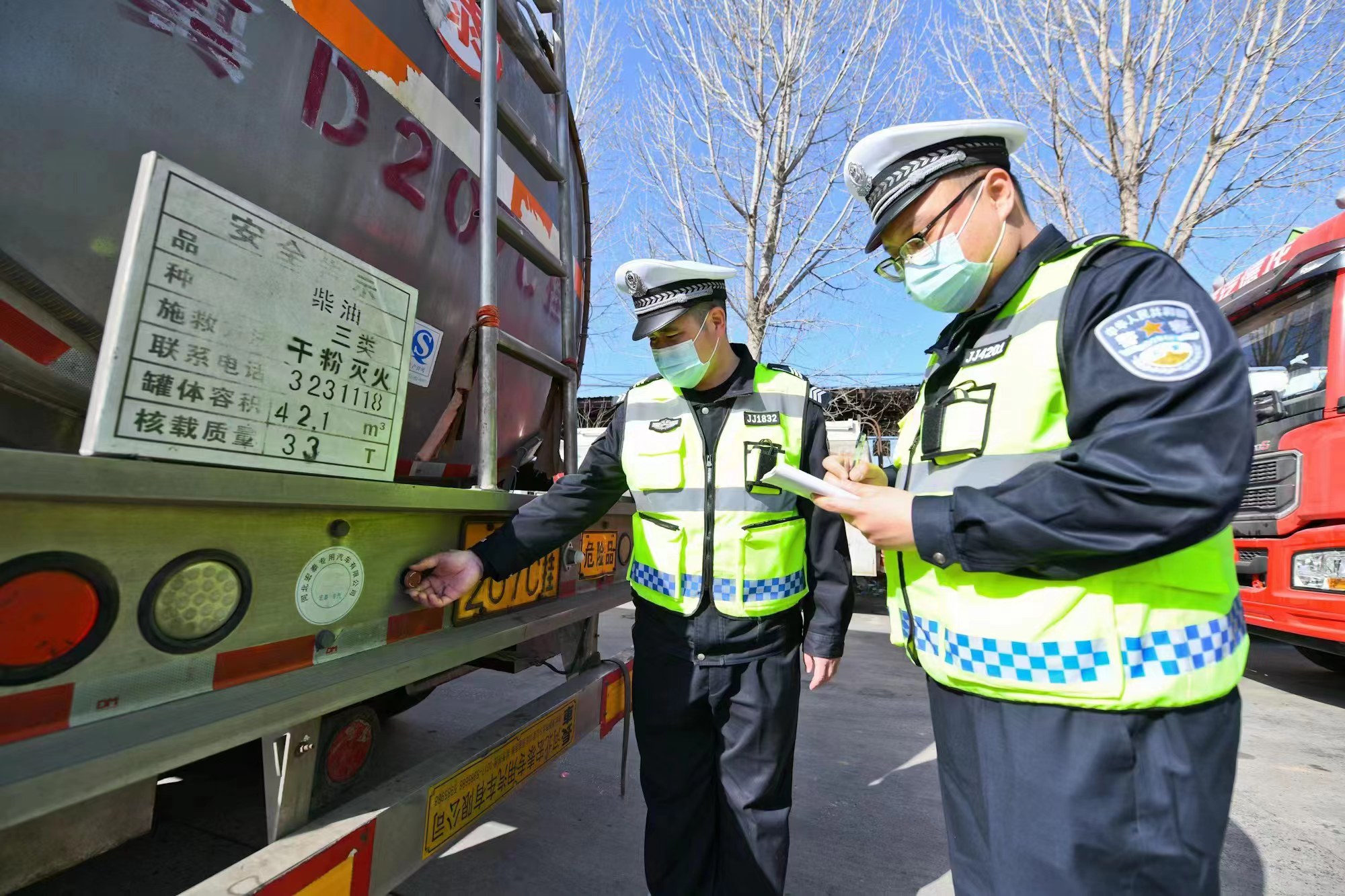 河北冀南新區開展危化品運輸車安全檢查行動_fororder_760
