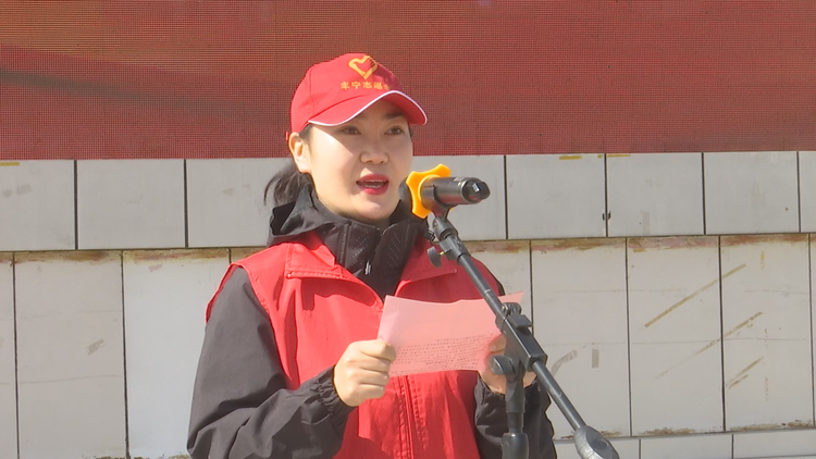 （原創）河北豐寧：“星期五文明實踐”志願服務暨“雙爭”活動啟動_fororder_圖2 市民青年志願者倡議 曹麗穎攝