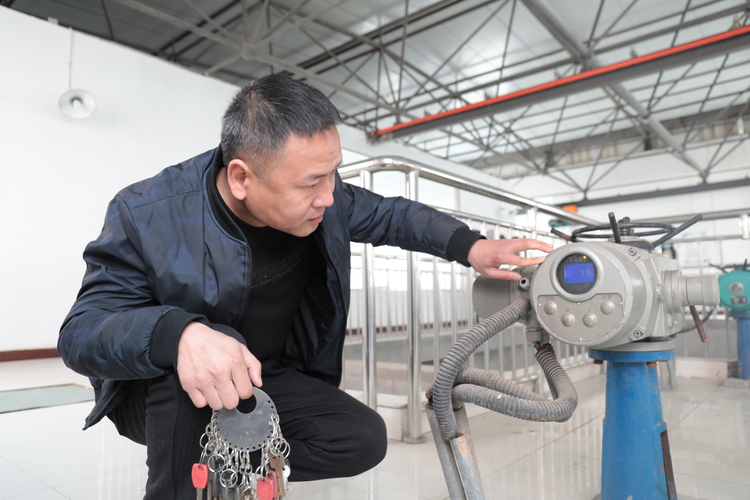 （原創）河北大名：加快智慧水務建設步伐 打造智慧水務平臺_fororder_運行值班人員對設備進行調整巡檢。 (3).JPG