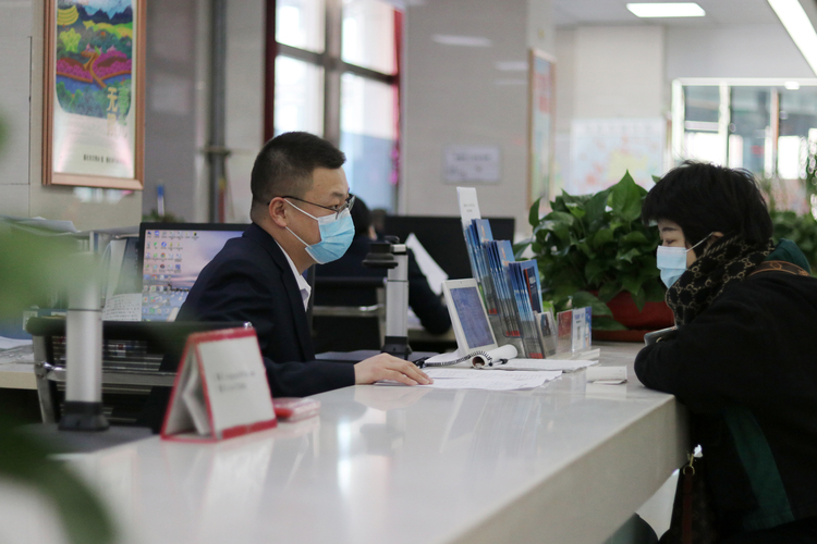 圖片默認標題_fororder_圖二為服務對象辦理業務。遵化市行政審批局 供圖