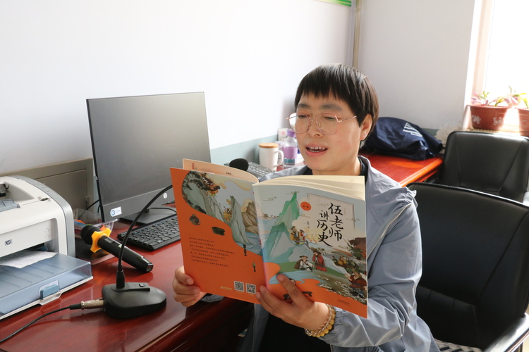 圖片默認標題_fororder_圖1 豐寧第二小學校長閆平在廣播室為全校師生郎讀歷史故事 拍攝蘇克研