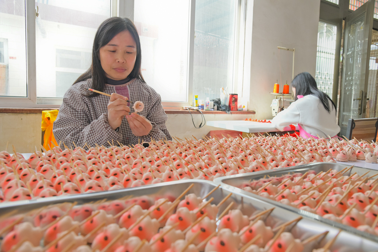 （原創）邯鄲冀南新區：“唐娃娃”訂單製作忙_fororder_00
