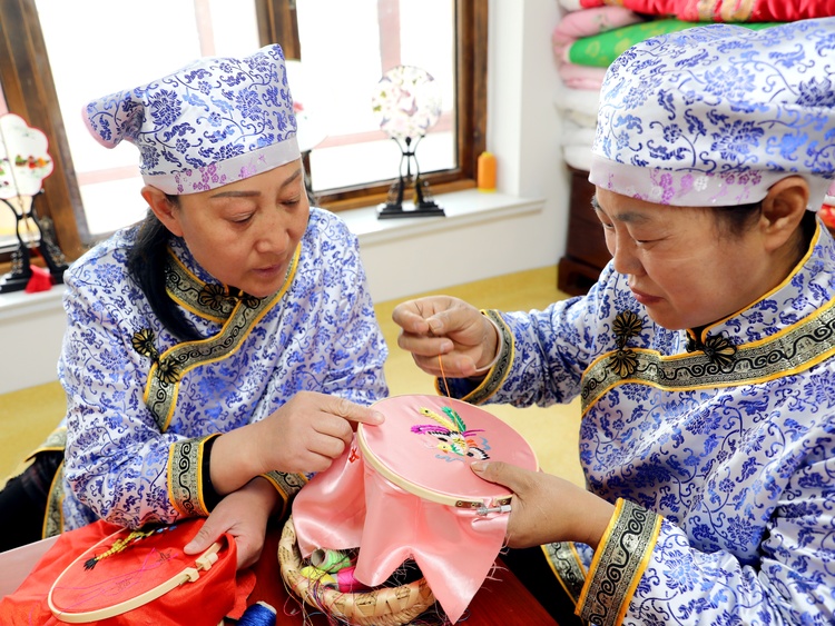 圖片默認標題_fororder_“滿繡”非遺傳承人閆桂維培訓當地婦女學習秀法