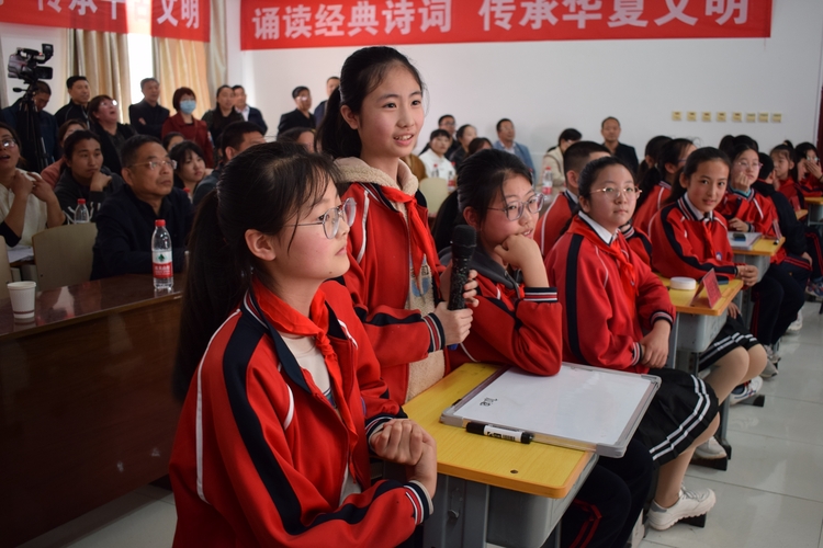 圖片默認標題_fororder_詩詞大會現場選手輪答題 攝影 王丹華.JPG
