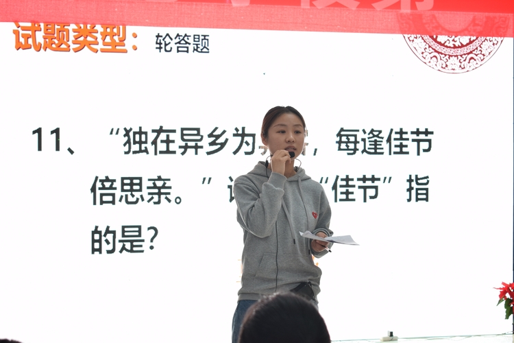 圖片默認標題_fororder_滿城區詩詞大會現場評委精彩點評 攝影 王丹華.JPG