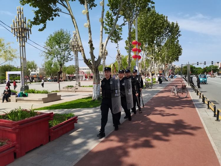 圖片默認標題_fororder_滿城區特巡警大隊巡邏 攝影 趙明軒