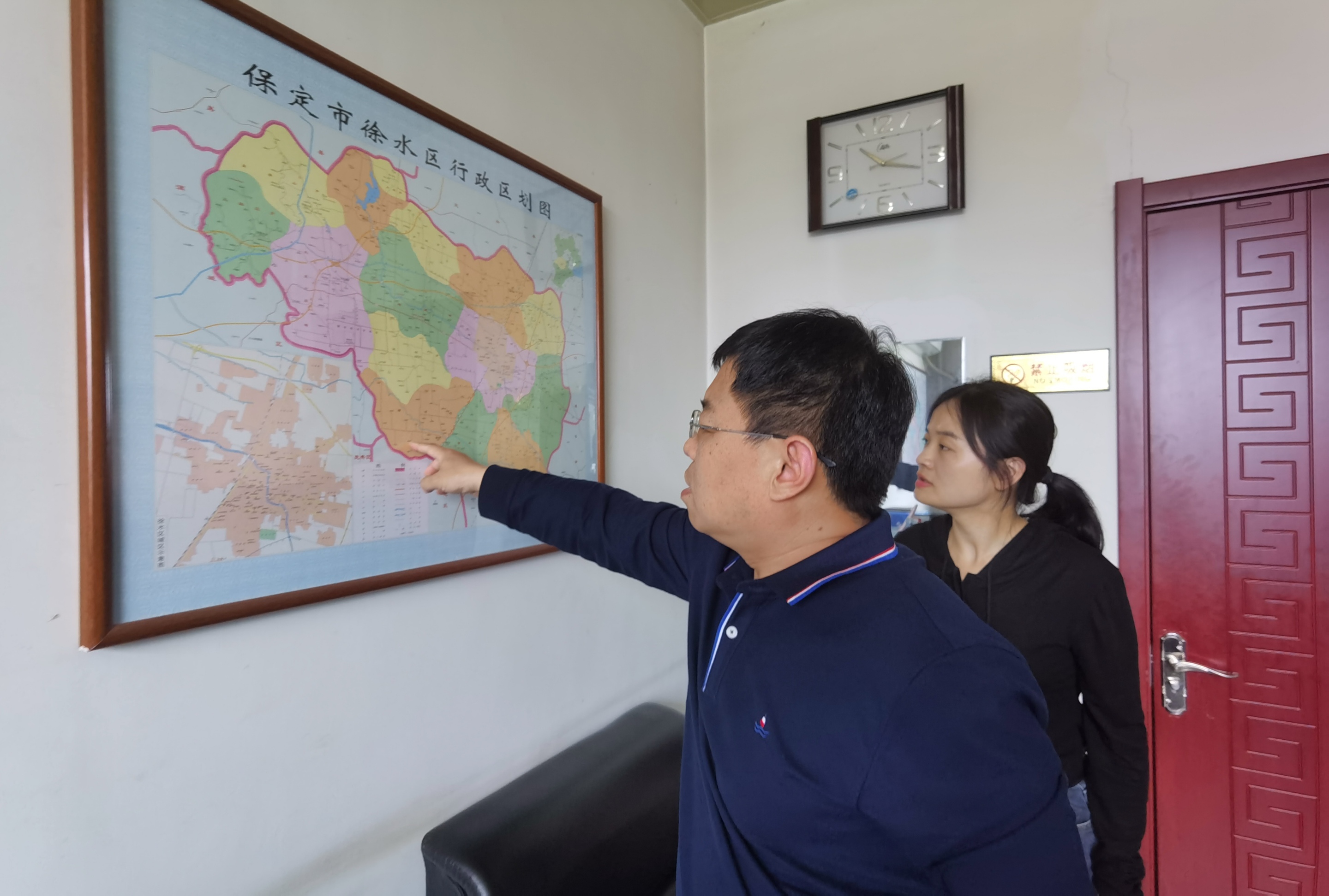 河北徐水：農文旅融合繪出和美鄉村新圖景_fororder_宋金龍介紹全鎮農文旅融合發展規劃。劉柯旋 攝