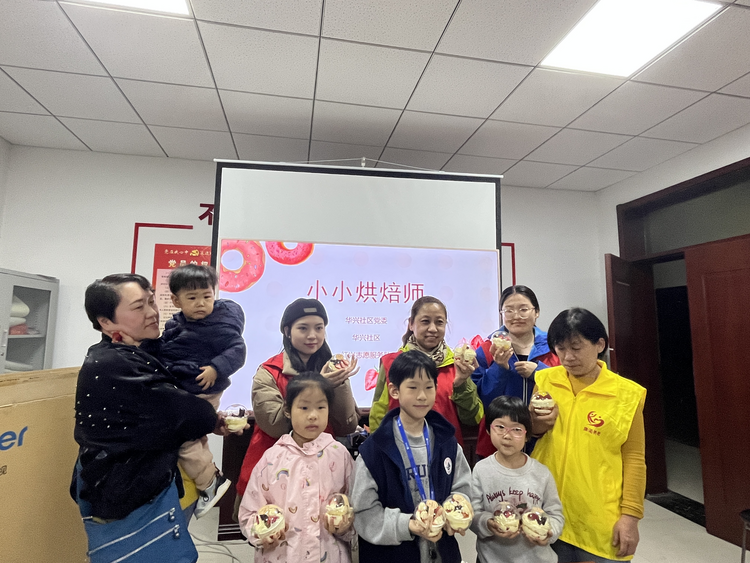 （原創）石家莊市裕華區開展“小小烘焙師 親子DIY蛋糕”青年人才親子體驗活動_fororder_圖片1