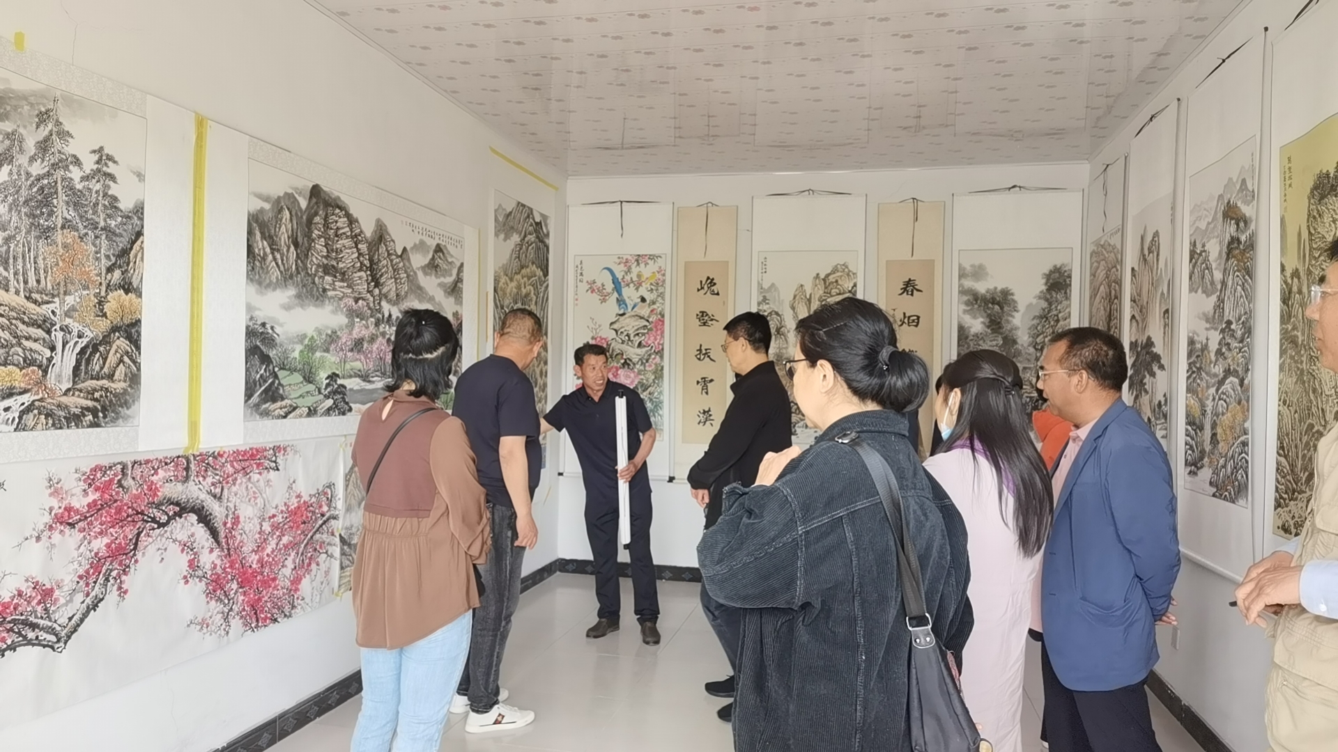 圖片默認標題_fororder_康春城向觀展觀眾講述創作理念