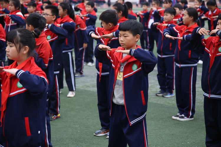 圖片默認標題_fororder_滿城小學學生們集中做脊柱“龍引操”。袁野 攝.JPG