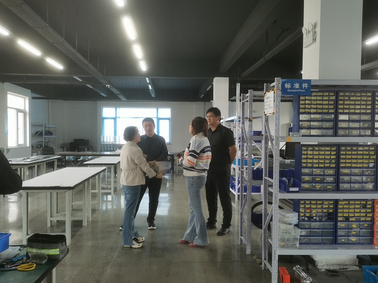 圖片默認標題_fororder_滿城區科技局工作人員在天峋創新（河北）科技有限公司與企業負責人深入了解技術創新情況 攝影 曹雨菲